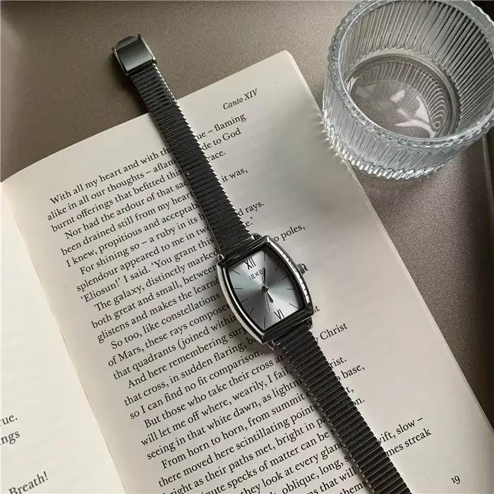 Offre spéciale belles dames montres pour femmes fille Simple argent or bracelet en acier inoxydable 