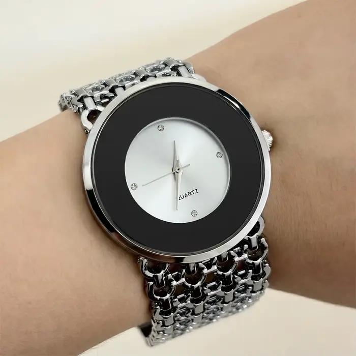 Montre élégante pour femme avec grand cadran, lunette en verre noir et bracelet large perforé