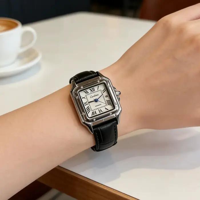 Montre à quartz carrée rétro pour femme avec cadran à chiffres romains, bracelet en cuir noir, boîti