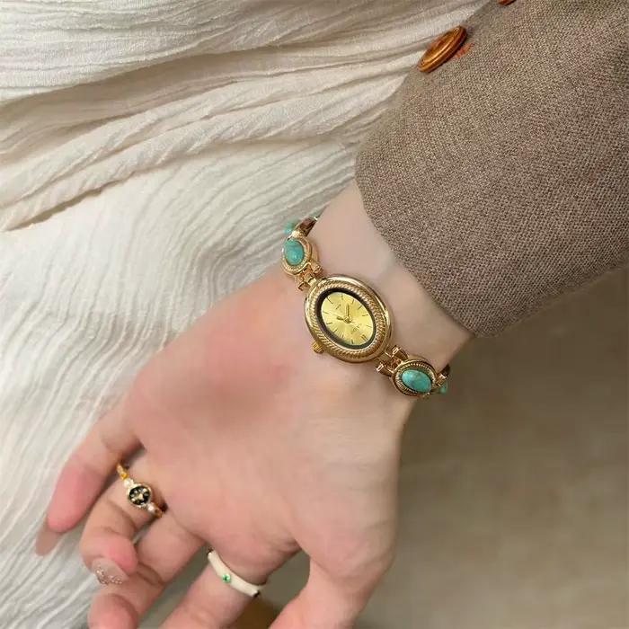 Montre pour femmes avec pierres précieuses colorées vintage