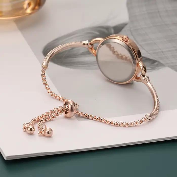 Montre à quartz avec bracelet en acier pour femme