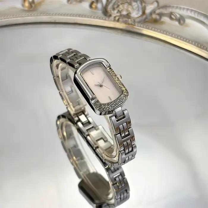 Élégante montre-bracelet rectangulaire vintage pour femmes avec cadran imitation coquille