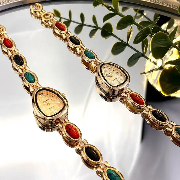 Montre en turquoise avec tête de serpent design audacieux pour femme occasions spéciales