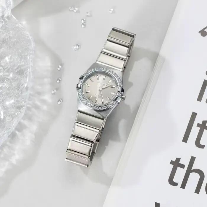 Montre en alliage pour femme style fashion et casual élégante à offrir pour occasions spéciales et quotidienne