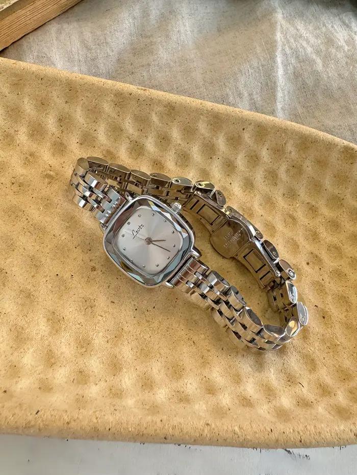 Montre à quartz mini carrée en acier inoxydable pour femme résistante à l'eau avec fermoir caché à bouton-poussoir pour occasions spéciales et quotidienne