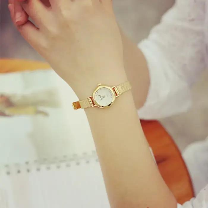 Montre-bracelet à quartz en acier inoxydable avec bracelet en maille argentée pour femme