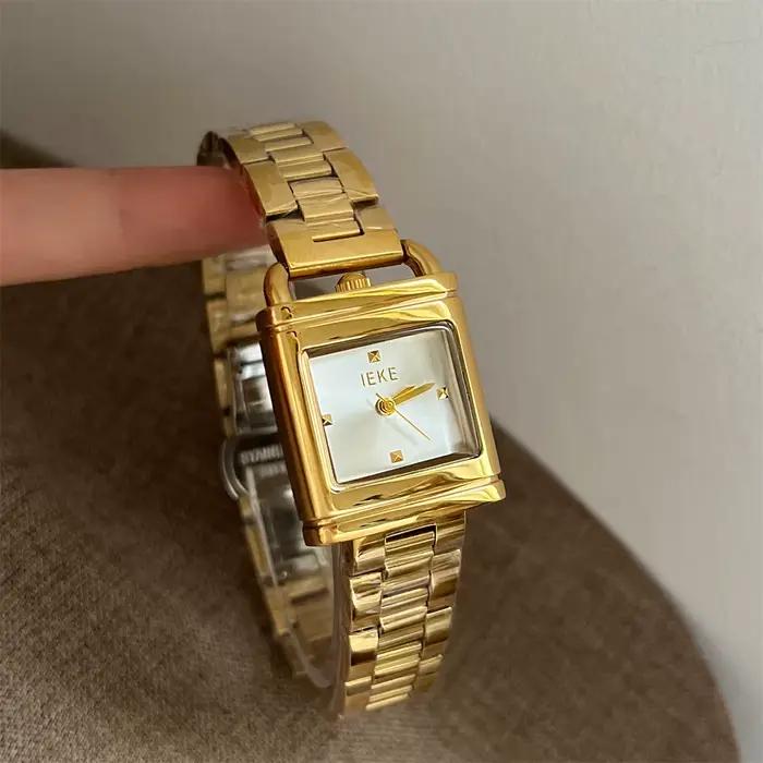 Nouvelle montre élégante pour femme au design unique