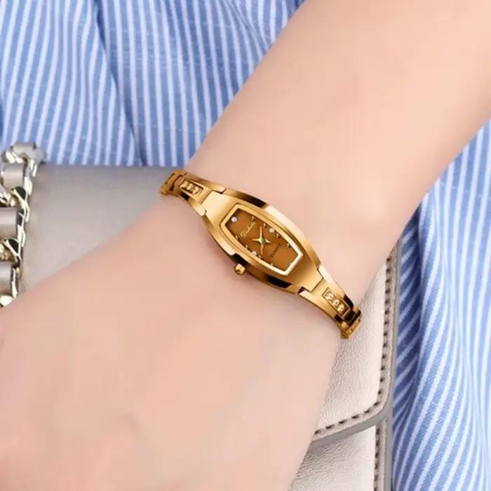 Montre rétro dorée vintage bracelet en acier quartz noir pour femmes occasions spéciales