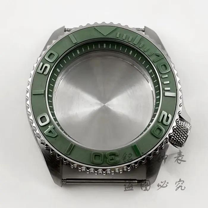 Boîtier de montre à anneau vert avec lunette inclinée