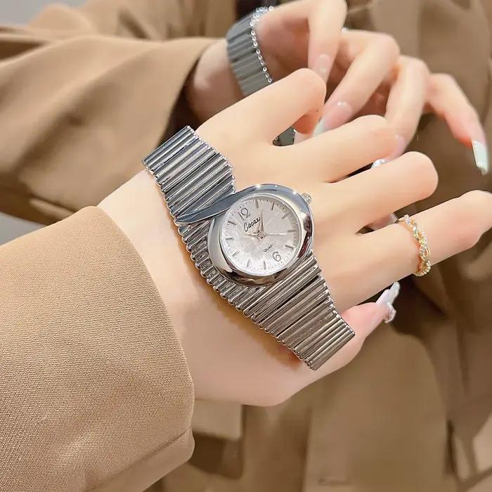 Montre à quartz de forme vintage CQ527