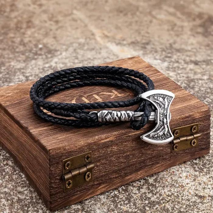 Bracelet en cuir multicouches avec hachette nordique et amulette corbeau en acier inoxydable pour homme style viking occassions spéciales
