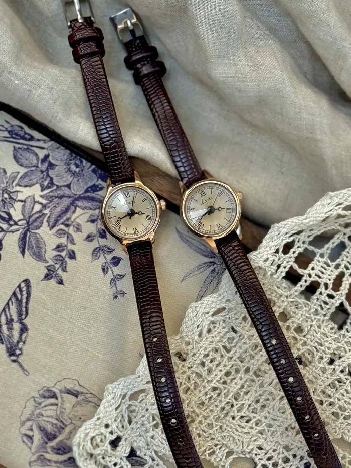 Cette montre pour femme avec bracelet en cuir couleur café de style vintage est décontractée et élégante