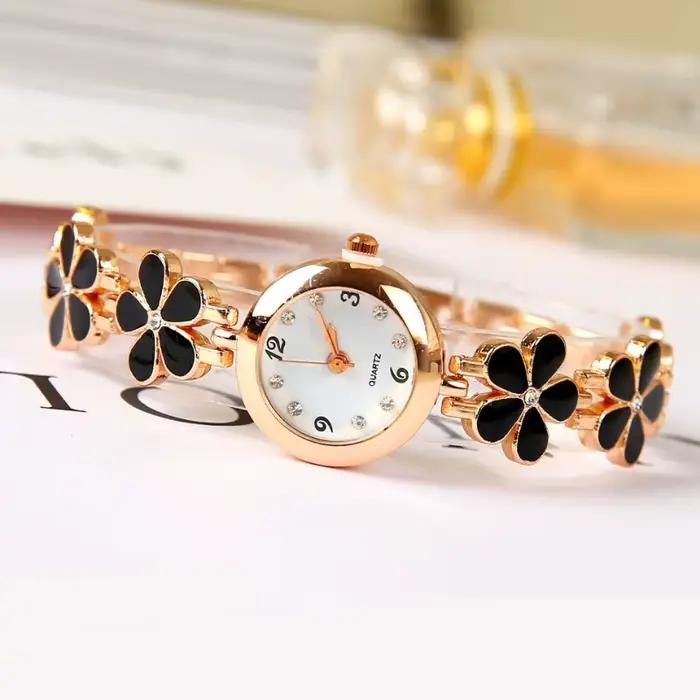 Gracieuse montre à quartz pour femme : design floral noir et rose élégant – Idée cadeau parfaite pour toute occasion