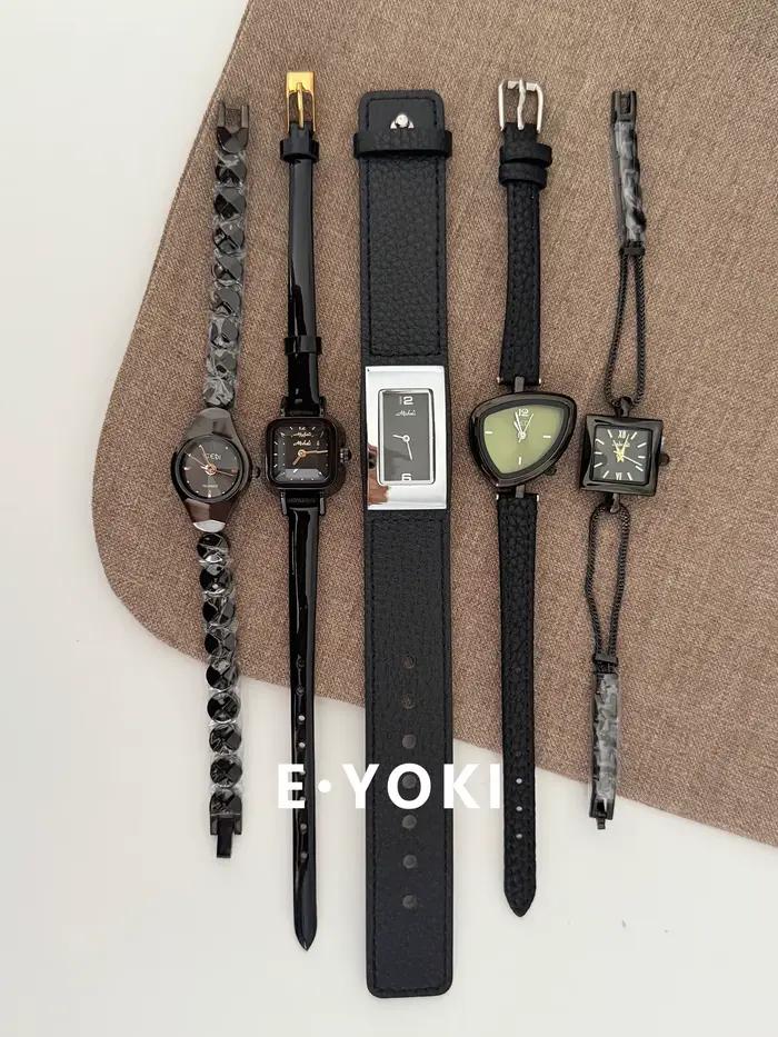 Petite montre carrée noire pour femmes