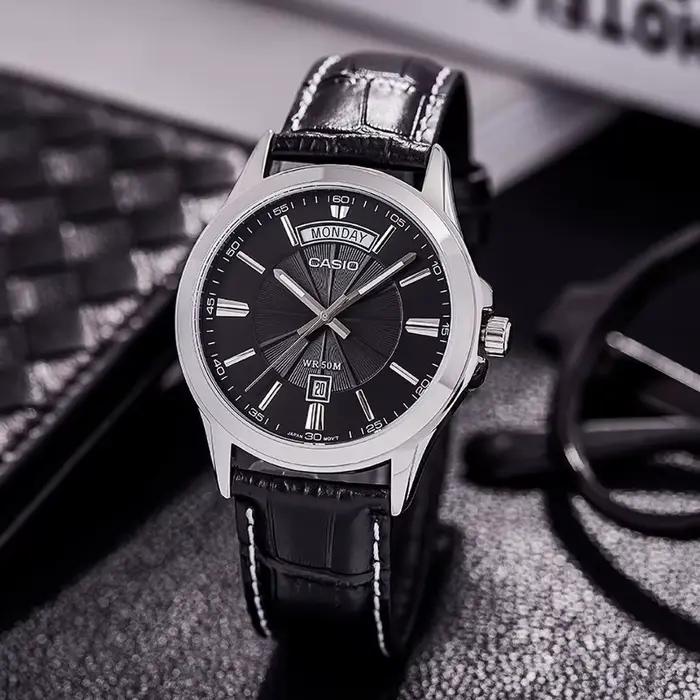 Montre à quartz classique Casio MTP-1381L-1A/7A avec affichage de la date et du jour