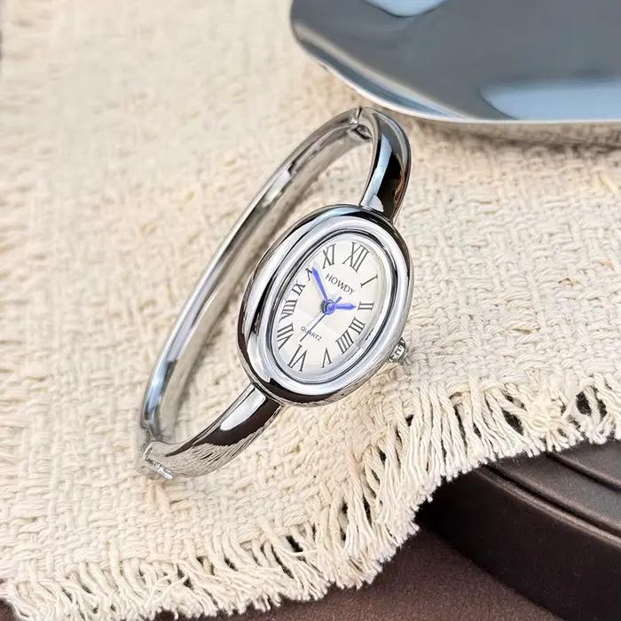 Nouveau style bracelet de baignoire petit cadran exquis et unique lumière luxe femmes haut de gamme chiffres romains montre à quartz ovale