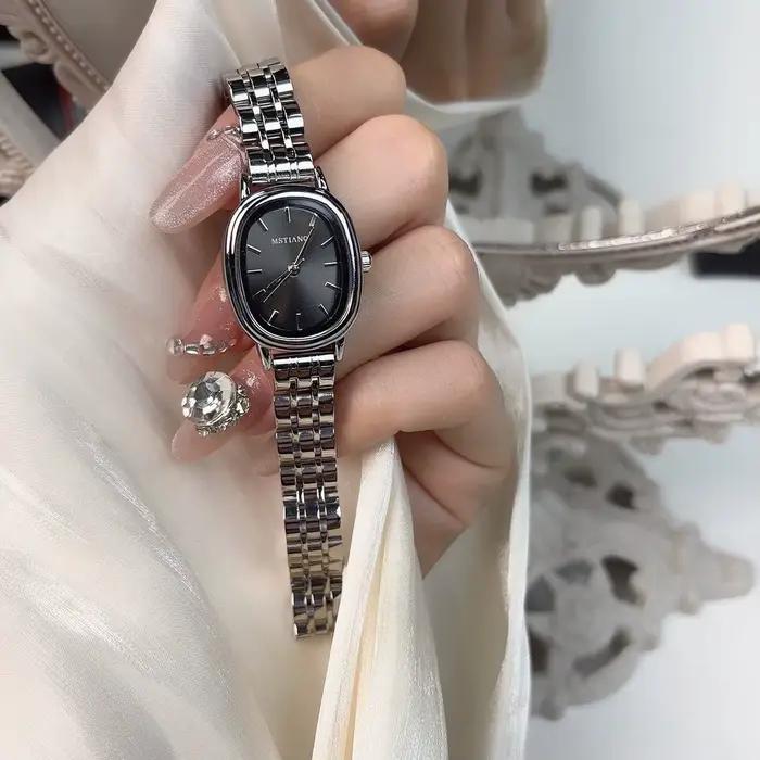 Montre étudiante petite bande d'acier sucrière élégante pour homme et femme styles modernes occasions quotidiennes