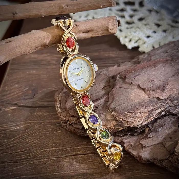 Montre exquise pour femme avec incrustation de pierres précieuses ovales et de diamants