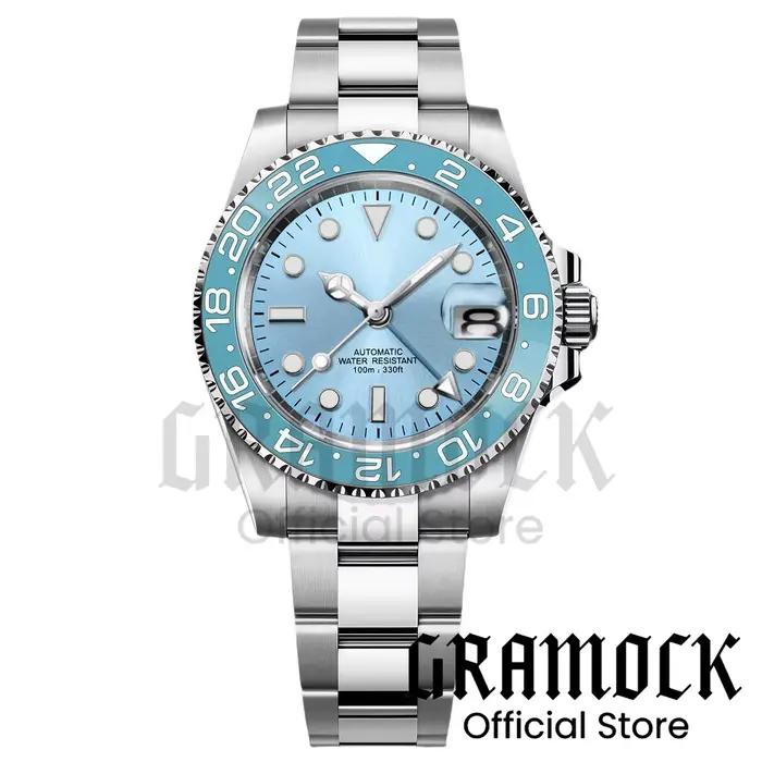 Montre de plongée GMT personnalisée pour homme 40 mm Cadran bleu glacé NH34A Mécanique Luminescent vert Lunette en céramique Saphir Date 100 m Étanche
