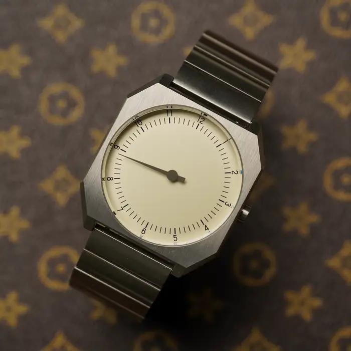 Montre Homme Rétro SKU One Pointer Style Vintage Carrée à Quartz Design Unique Montre-Bracelet Tendance en Alliage