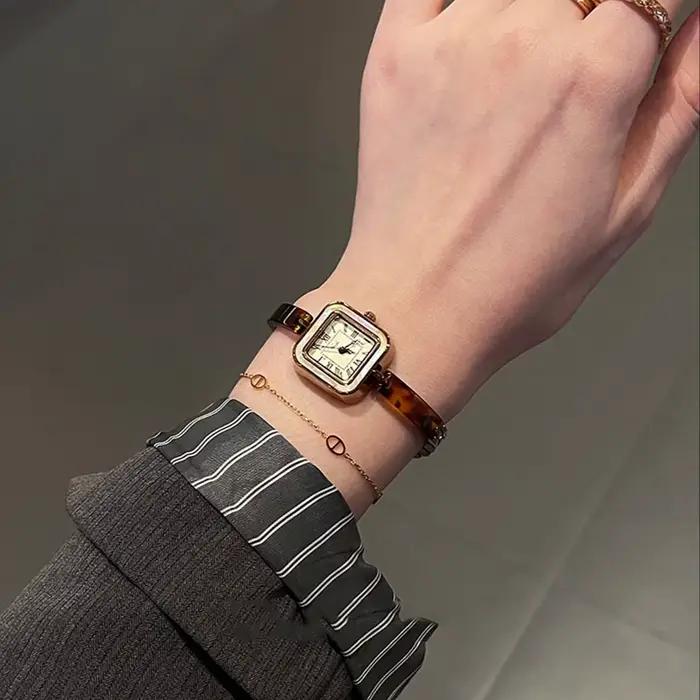 Montre de luxe vintage pour femmes avec chiffres romains et cadran carré quartz bracelet acier occasion spéciale à offrir