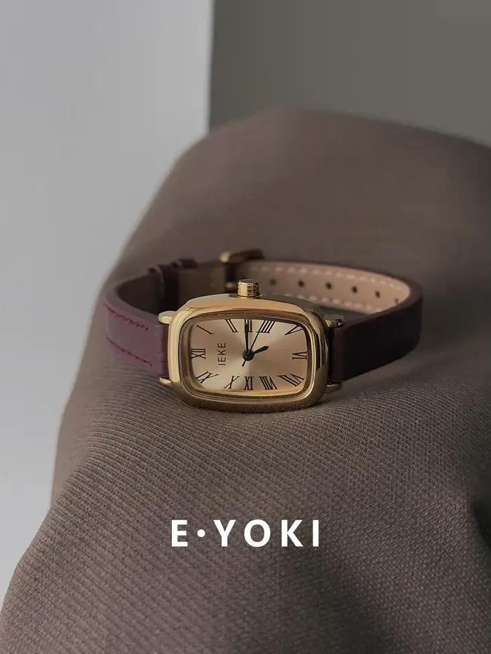 Montre rétro en cuir résistante à l'eau pour femmes style fashion et casual cadran romain occasionnels spéciaux