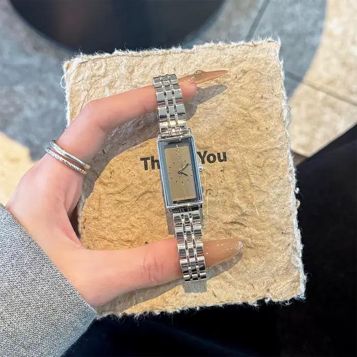 Montre rectangulaire en acier inoxydable pour femmes avec mouvement à quartz, résistante à l'eau, idéale pour toutes les occasions et cadeaux spéciaux