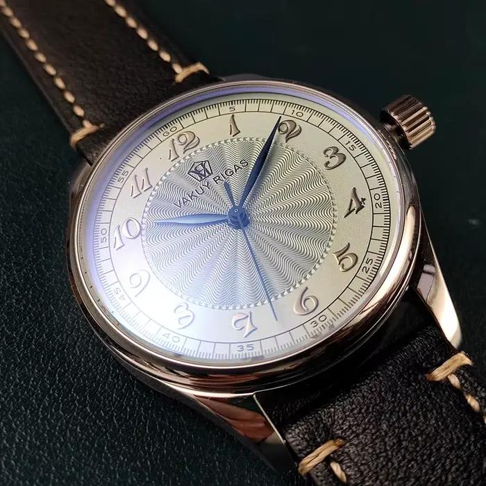 Montre à quartz avec mouvement