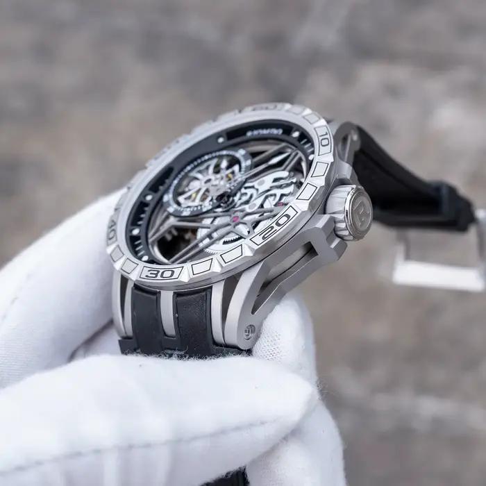 Montre militaire mécanique OBLVLO avec cadran argenté, aiguilles lumineuses, bracelet en silicone robuste et boucle ardillon pour homme occasions spéciales
