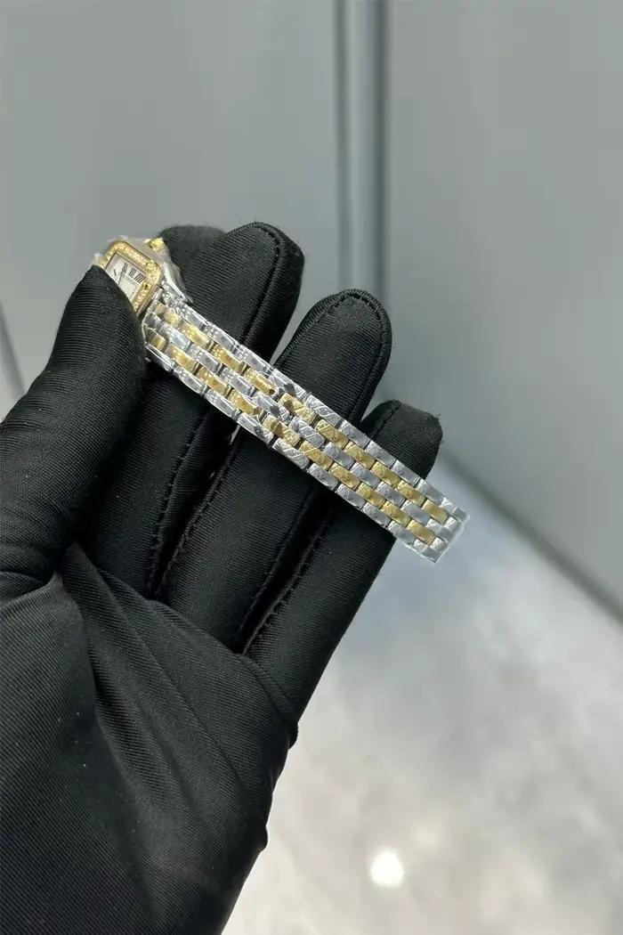 Montre de luxe personnalisée en acier inoxydable pour femmes avec affichage chiffre romain et résistance à l'eau pour occasions spéciales