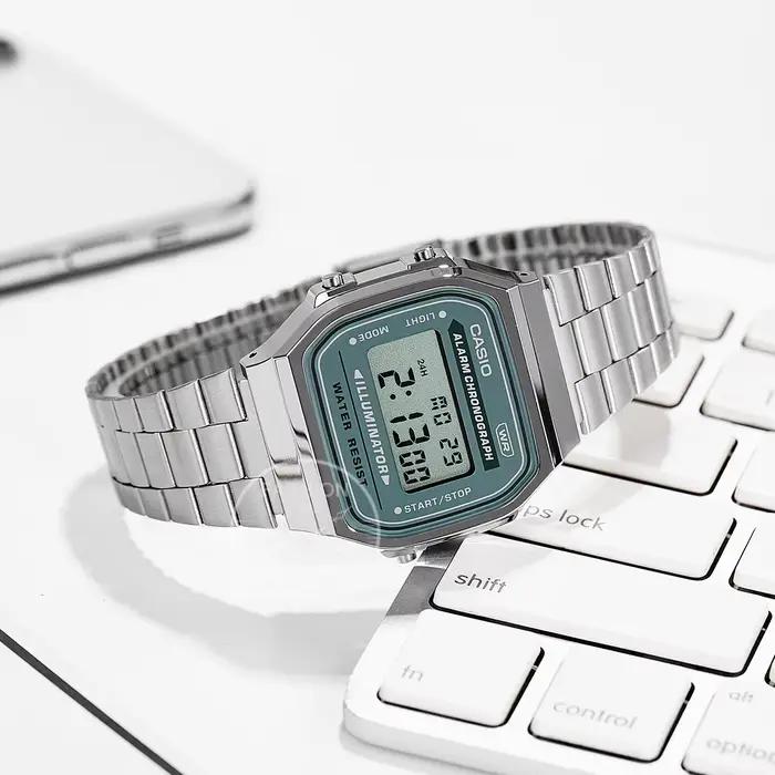 Montre Casio argentée vintage pour homme, bracelet acier inoxydable, résine boîtier, résistance à l'eau, style mode et casual, occasions quotidiennes et sociales
