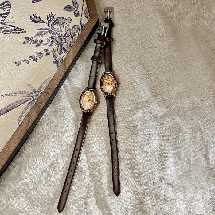 Montre vintage décontractée et élégante pour femmes avec bracelet en cuir marron café et cadran en forme de baril orné de strass pour diverses occasions