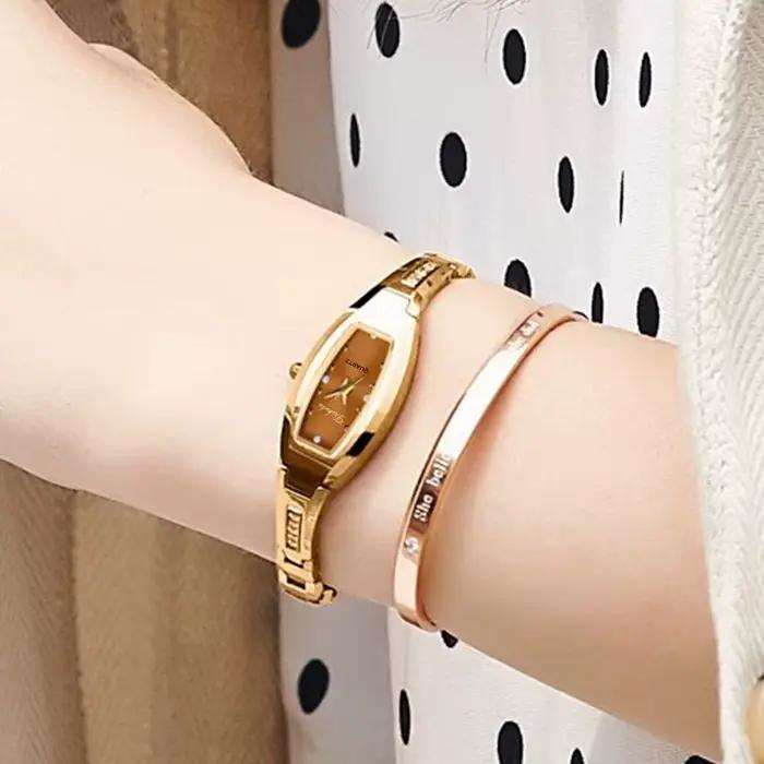 Montre rétro dorée vintage pour femmes avec mouvement quartz et fermoir caché à bouton-poussoir pour différentes occasions élégantes