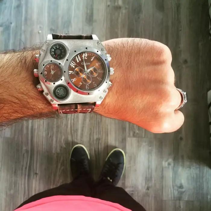 Montre Oulm Unique pour Hommes Style Sportive Fuseau Horaire Multiple Bracelet en Cuir Occasions Aventures Militaires