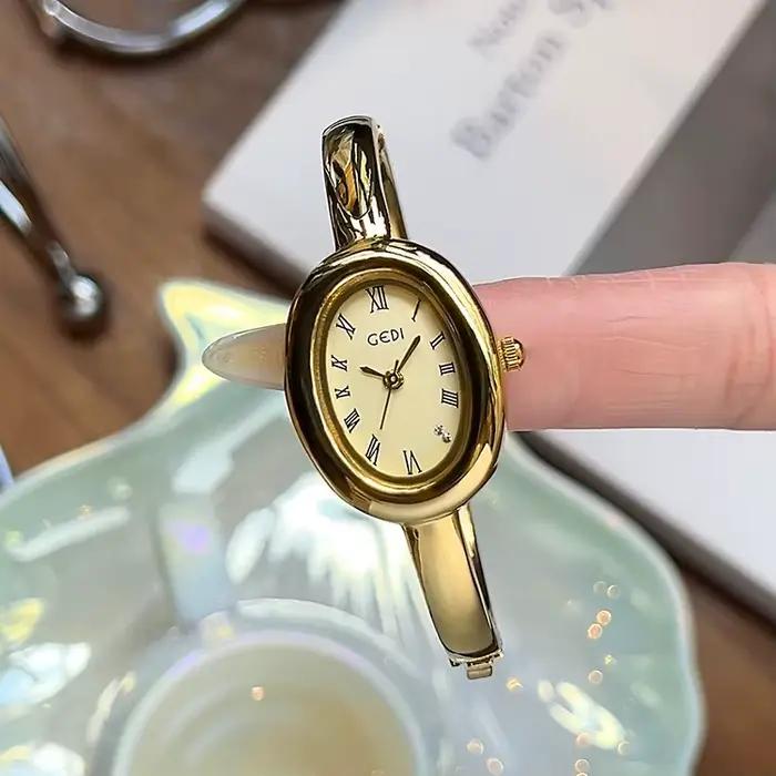Montre de luxe femme ovale en or forme baignoire bracelet inspiration vintage quartz unique 2025