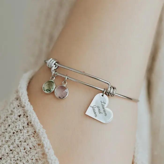 Bracelet personnalisé en pierre de naissance avec breloque cœur pour mère et famille, cadeau d'anniversaire personnalisé pour femmes et occasions spéciales