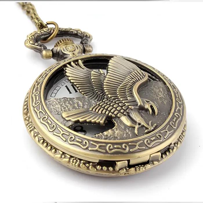 Montre de poche vintage avec gravure d’aigle