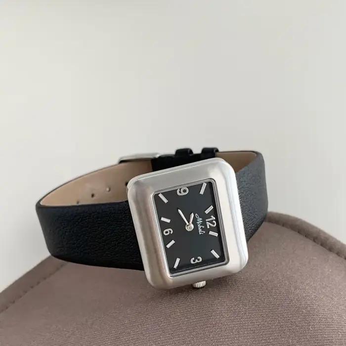 Montre carrée de mode pour femme élégante résistante à l'eau avec bracelet en cuir pour occasions spéciales femmes style casual et chic