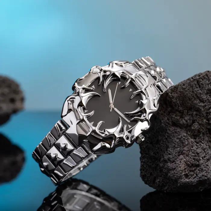 Montre à quartz gothique sombre avec griffes de démon