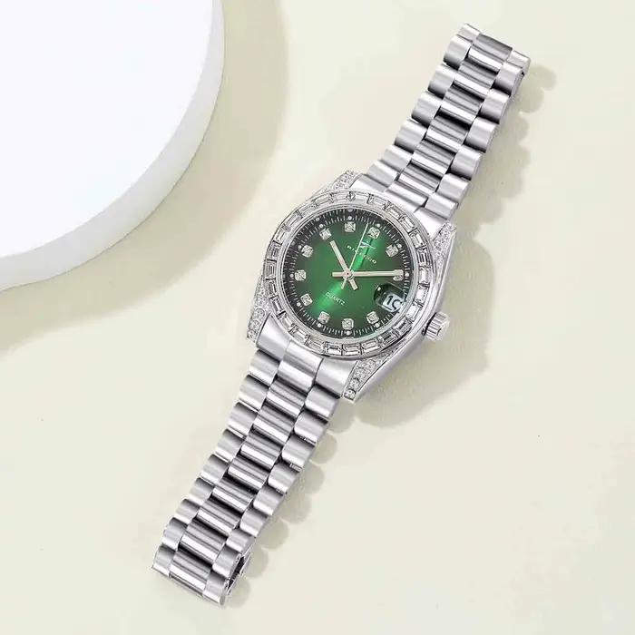 Montre classique pour femme avec cadran vert serti de diamants