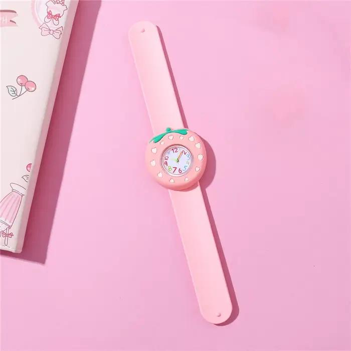 Montres pour enfants de style mignon avec cadran rose rouge fraise