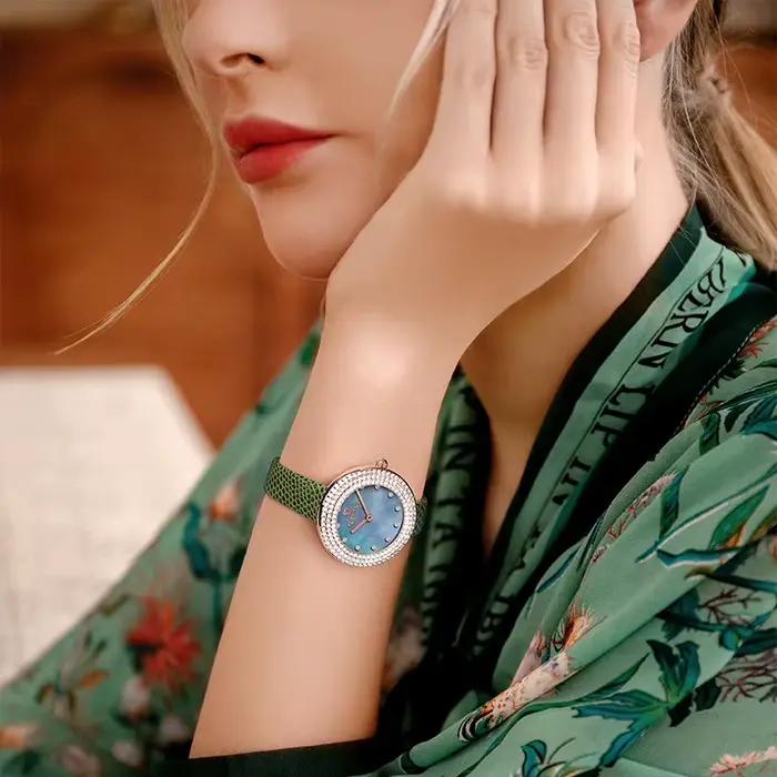 Montre à Quartz Entièrement en Diamant pour Femme Design de Bague Luxe Léger Étanche Occasions Spéciales