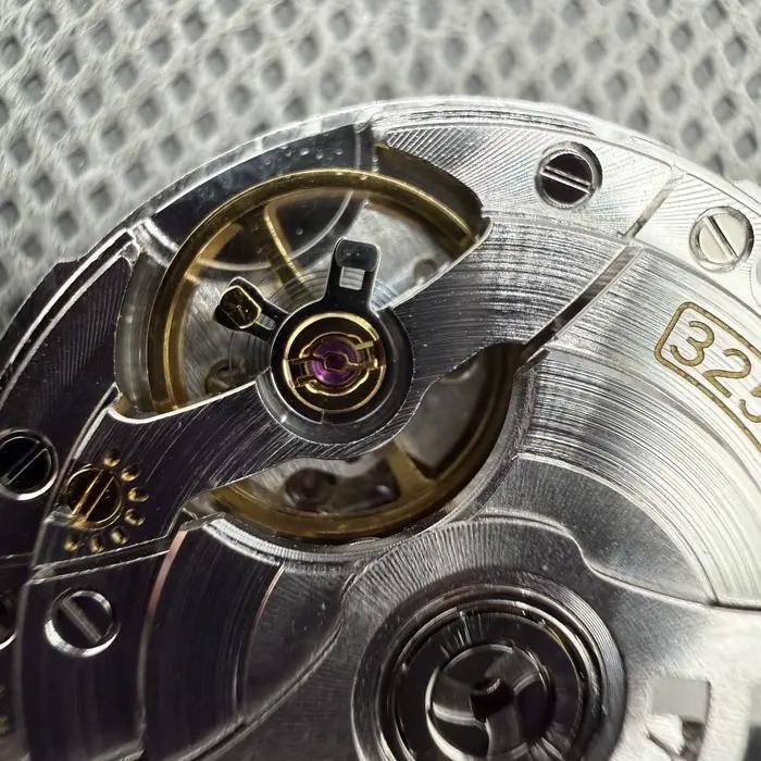 Mouvement automatique Shanghai 40mm et 36mm avec affichage jour et date en anglais et rouge ou blanc pour homme et femme occasions spéciales