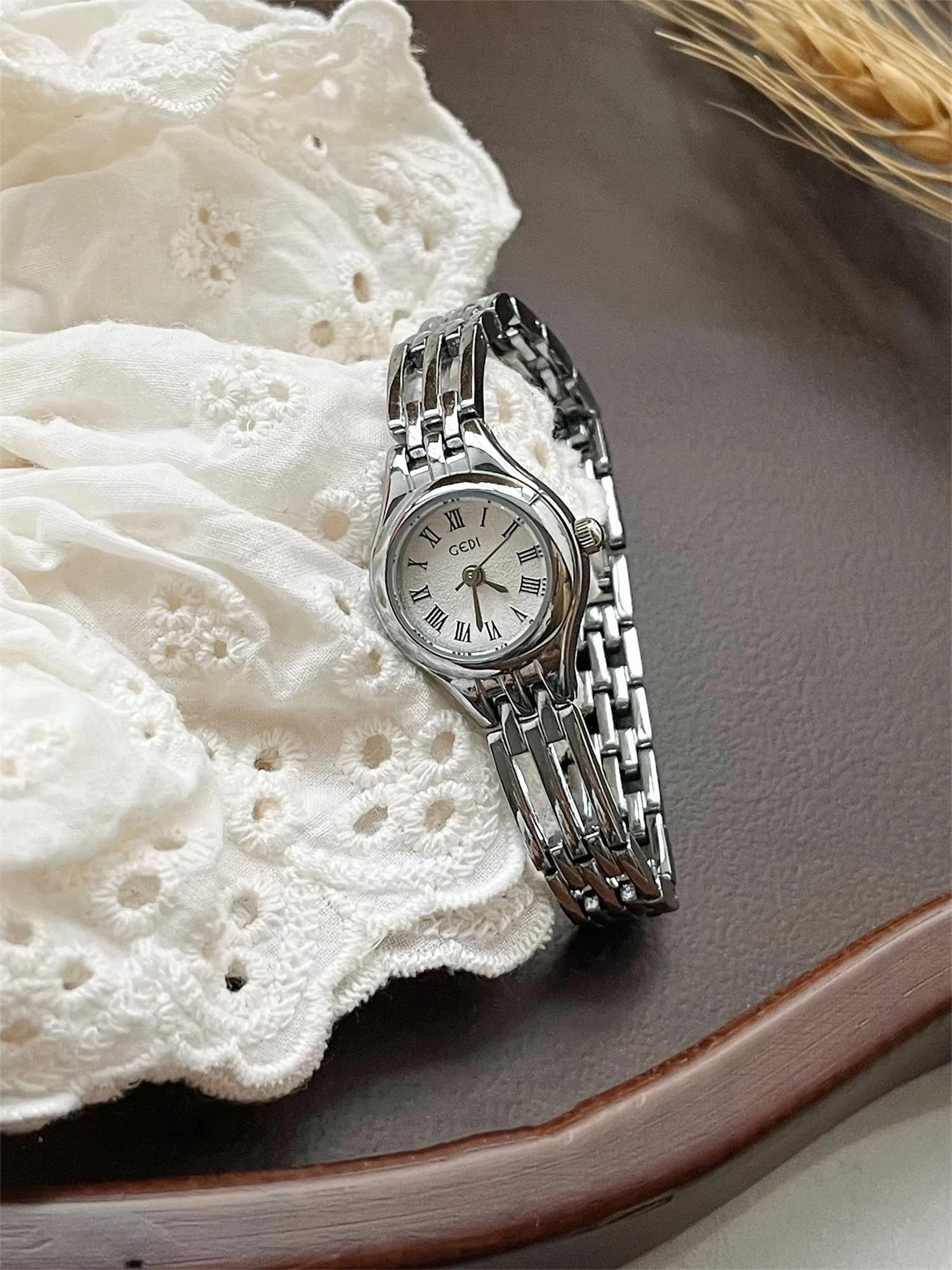 Petite montre à cadran rond pour femmes, cadran à chiffres romains, bracelet en acier inoxydable, mo