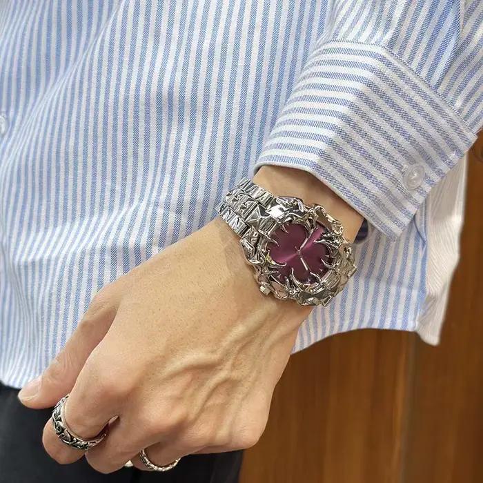 Montre à quartz gothique sombre avec griffes de démon