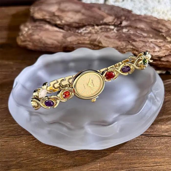Montre exquise pour femme avec incrustation de pierres précieuses ovales et de diamants
