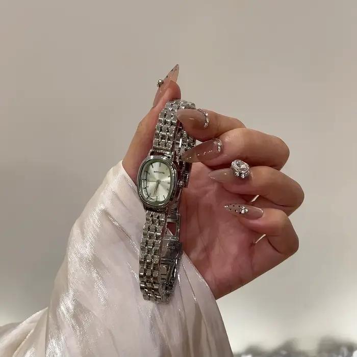 Montre étudiante petite bande d'acier sucrière élégante pour homme et femme styles modernes occasions quotidiennes
