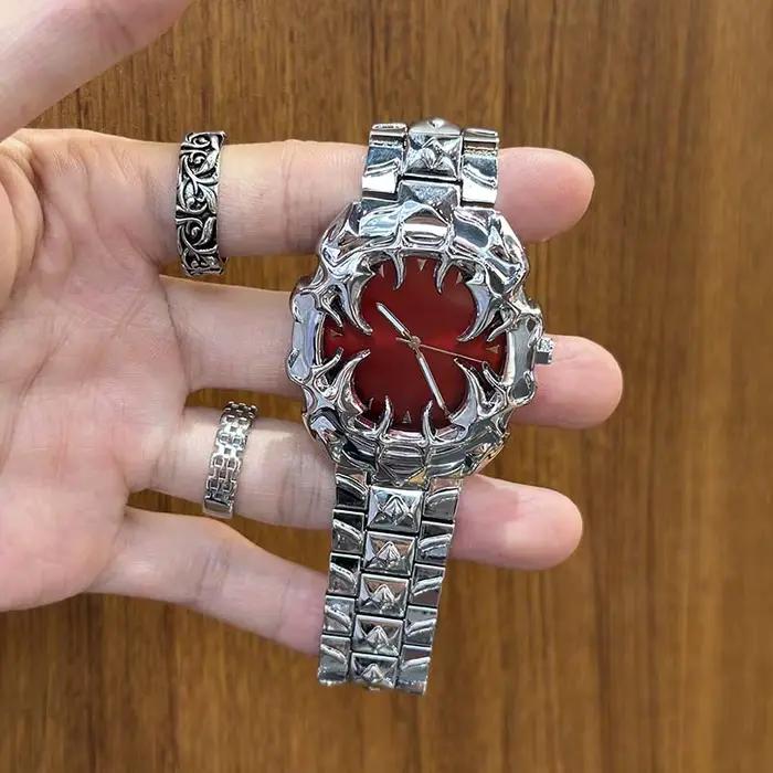 Montre à quartz gothique sombre avec griffes de démon