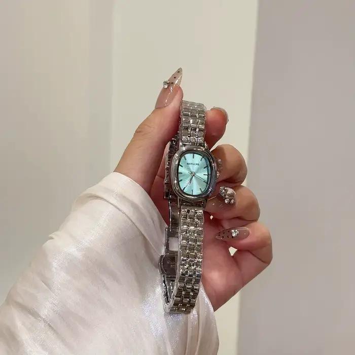Montre étudiante petite bande d'acier sucrière élégante pour homme et femme styles modernes occasions quotidiennes
