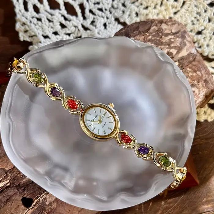Montre exquise pour femme avec incrustation de pierres précieuses ovales et de diamants